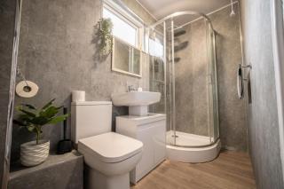 Spacious 5 Bedroom House in Newcastle Upon Tyne - 2