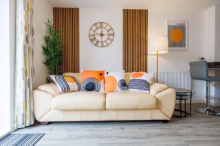 Mathew Suite I Chic 2BR Townhouse I Sleeps 7 I Barry Island Beach I Parking I Barry Train Station I Easy Cardiff Access - 0