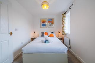 Mathew Suite I Chic 2BR Townhouse I Sleeps 7 I Barry Island Beach I Parking I Barry Train Station I Easy Cardiff Access - 9