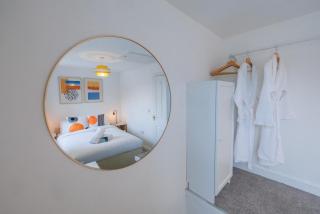 Mathew Suite I Chic 2BR Townhouse I Sleeps 7 I Barry Island Beach I Parking I Barry Train Station I Easy Cardiff Access - 5
