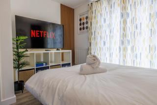 Mathew Suite I Chic 2BR Townhouse I Sleeps 7 I Barry Island Beach I Parking I Barry Train Station I Easy Cardiff Access - 6