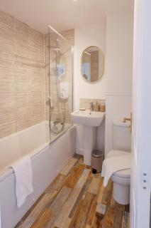 Mathew Suite I Chic 2BR Townhouse I Sleeps 7 I Barry Island Beach I Parking I Barry Train Station I Easy Cardiff Access - 4