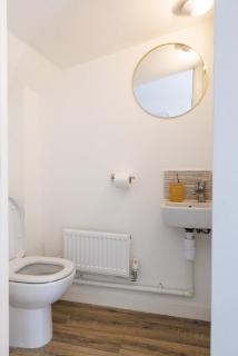 Mathew Suite I Chic 2BR Townhouse I Sleeps 7 I Barry Island Beach I Parking I Barry Train Station I Easy Cardiff Access - 1