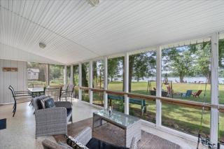 Waterfront Oasis w Beach, Dock and Kayaks - 9