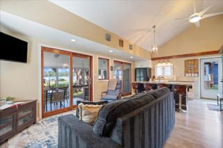 Waterfront Oasis w Beach, Dock and Kayaks - 5