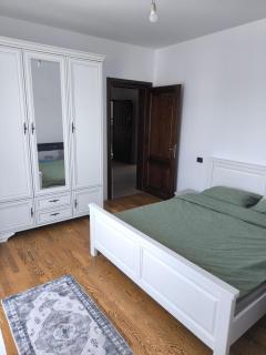 Apartament cu 2 camere situat la etajul al doilea - 4