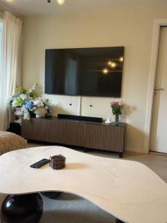Modern Family Home with Mountain Views, Terrace & Free Parking - 9
