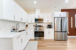 Luxury Private King Guest Suite Near Downtown Calgary Free Parking High Speed WiFi Air Conditioning Self Check In - 9
