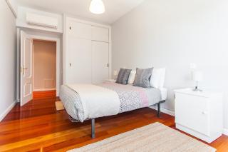 Casa Fernando Castellana Madrid large 4BD 4 Torres La Paz - 8