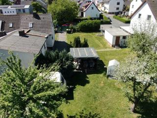 Ganzes Ferienhaus Familien Resort mit 800qm umzäunten Garten mit Grill Pavillon, 4 Zimmer und Wohnzimmer, Küche, Bad, inkl Gratis Frühstück, Parkplätze, WiFi, so Privat wie zu Hause, in Kassel am Glockenbruchweg - 1