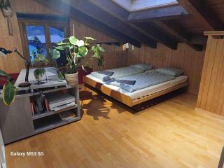 Spacious, Central 4 Bedroom Apt - 1 min from Train - 8