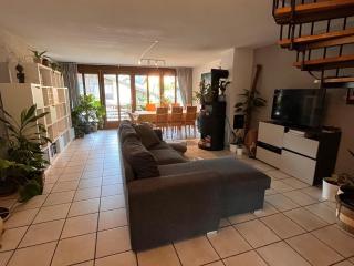 Spacious, Central 4 Bedroom Apt - 1 min from Train - 3