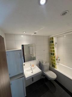 Spacious, Central 4 Bedroom Apt - 1 min from Train - 2