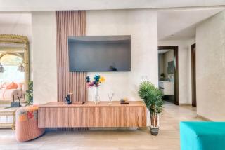 Beachside 2-Bedroom Apartment with Pool - 5