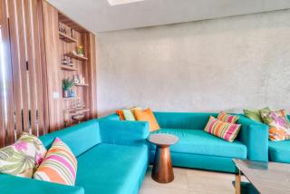 Beachside 2-Bedroom Apartment with Pool - 8