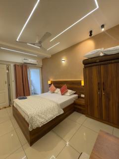 Modern 1BHK 750m to Guruvayur Temple AC Free Parking - 9