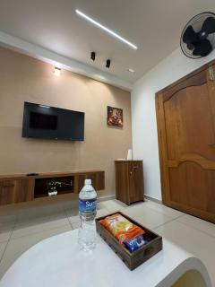 Modern 1BHK 750m to Guruvayur Temple AC Free Parking - 6
