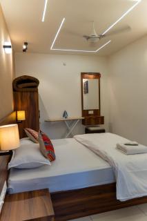 Modern 1BHK 750m to Guruvayur Temple AC Free Parking - 5