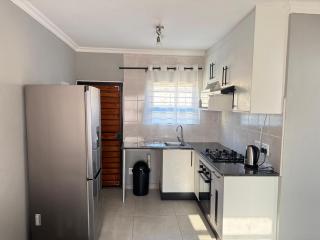Cozy 2 Bedroom Cottage in The Reeds, Centurion - 5
