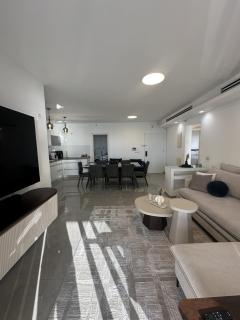 Stylish 4BR Sea-View | High-Floor Luxury - 1