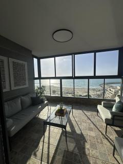 Stylish 4BR Sea-View | High-Floor Luxury - 3
