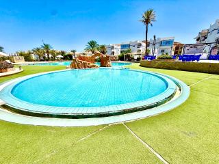 Rivera Resort Flat - Pool View & Free WiFi - 7