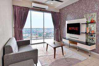 Lake Garden View 3BR Condo High Floor with Swimming Pool Free WiFi and Netflix Near Taiping Zoo - 1