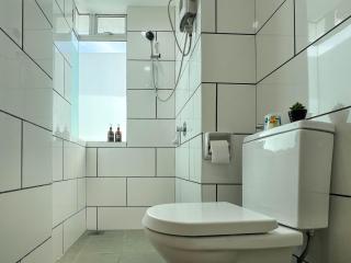 Comfy 2BR Condo with Swimming Pool & Free WiFi Netflix near Lake Garden Zoo - 5