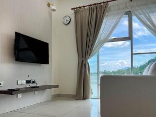 Comfy 2BR Condo with Swimming Pool & Free WiFi Netflix near Lake Garden Zoo - 3