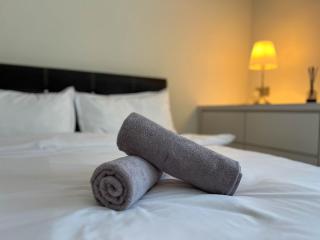 Comfy 2BR Condo with Swimming Pool & Free WiFi Netflix near Lake Garden Zoo - 2