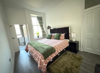 Spacious En Suite Room with Super King-size Bed - 0