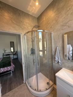 Spacious En Suite Room with Super King-size Bed - 1