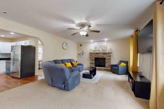 Pocono Home with Hot Tub EV Charge Pool & Tennis - 7