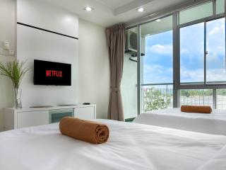 Modern Muji Studio Condo with Swimming Pool, Free Netflix WiFi near Lake Garden Zoo - 0