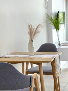 Modern Muji Studio Condo with Swimming Pool, Free Netflix WiFi near Lake Garden Zoo - 8