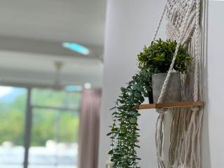 Modern Muji Studio Condo with Swimming Pool, Free Netflix WiFi near Lake Garden Zoo - 6