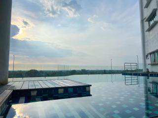 Modern Muji Studio Condo with Swimming Pool, Free Netflix WiFi near Lake Garden Zoo - 3