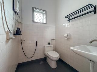 Selly Oak Family 4BR House near Lake Garden & Zoo with Free WiFi and Netflix - 2