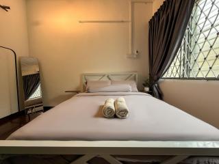 Selly Oak Family 4BR House near Lake Garden & Zoo with Free WiFi and Netflix - 4