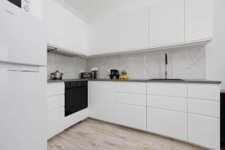 Stylish Apartment with Garden in Quiet Neighborhood by Noclegi Renters - 8