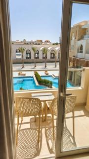 Spacious 2 Bedroom Apartment with Pool and Piazza View in Sahl Hasheesh - 9