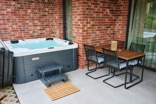 Pulse Green Patio Jacuzzi Suite - 1
