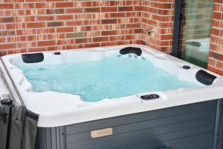 Pulse Green Patio Jacuzzi Suite - 8