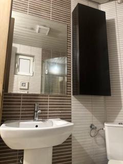 Regina's Modern Apartment City Center - 6