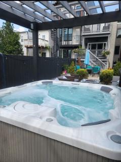 DC Retreat! Cozy and Stylish Stay with Private Hot Tub - 3