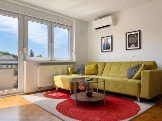 Bright, panoramic apartment with mountain views - 0