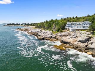 Spectacular oceanfront retreat with amazing views, sunroom & washer/dryer - 8