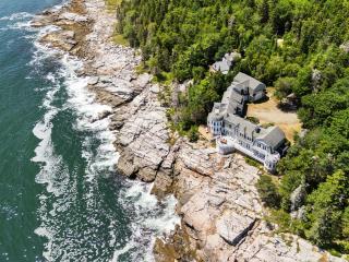 Spectacular oceanfront retreat with amazing views, sunroom & washer/dryer - 7