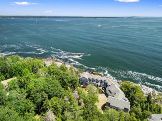 Spectacular oceanfront retreat with amazing views, sunroom & washer/dryer - 6
