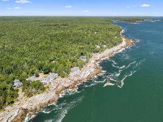 Spectacular oceanfront retreat with amazing views, sunroom & washer/dryer - 4